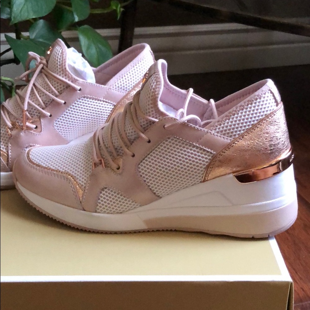 ✨SOLD✨Michael Kors Sneakers - Picture 5 of 8